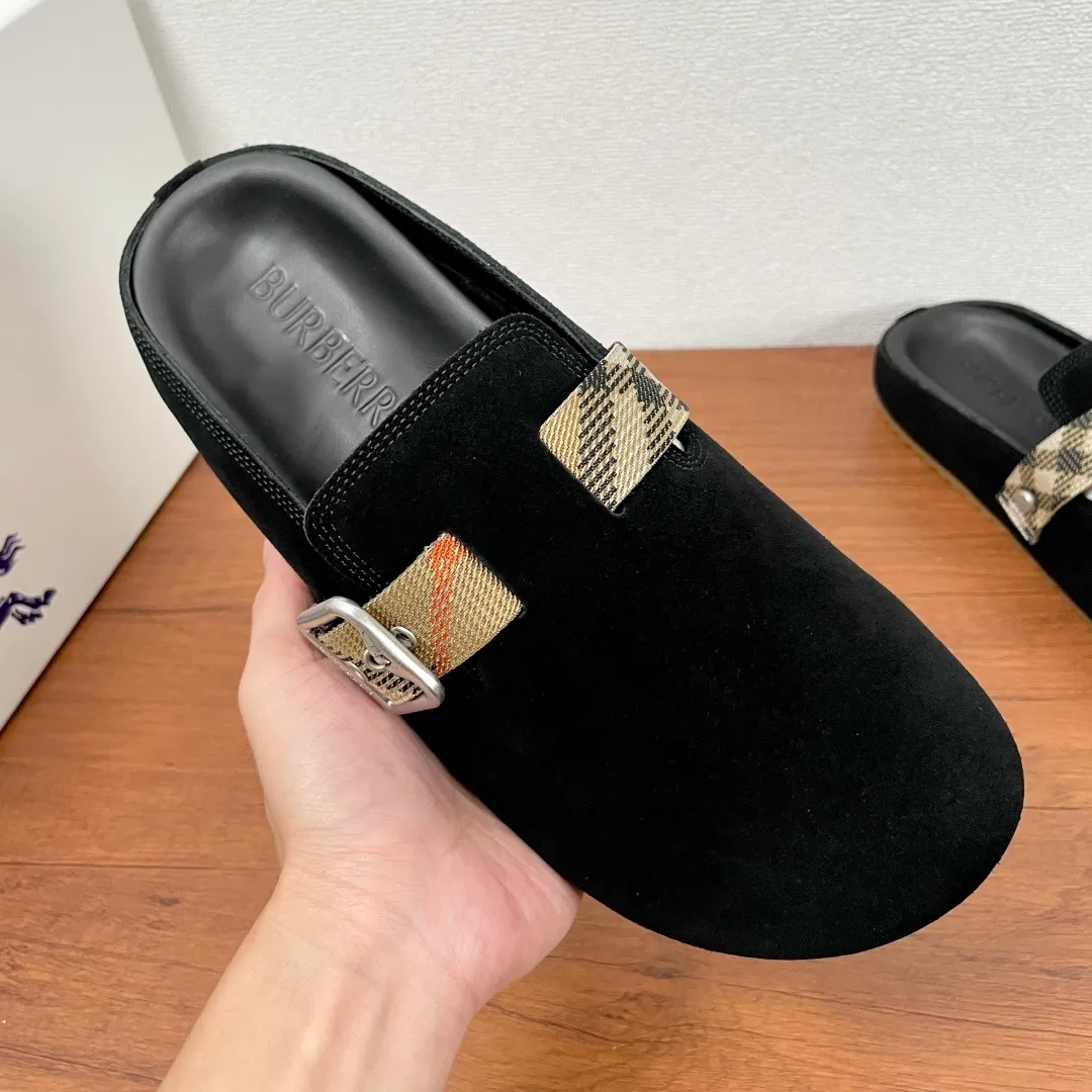 Men's Men's Shoes 💰360 [New Style] 🐝🐝Burberry New Burberry - Men's Checked Leather Urchin Half-Flop Sandal Made of soft suede cowhide and calfskin, these half-flop sandals feature an adjustable B-shaped buckle strap and are decorated with the signature sand-colored Burberry check in jacquard worsted. The upper wraps around the midsole and is paired with a sole made of the same upper material with an embossed logo on the heel and a wavy rubber outsole embellished with the Burberry lettering. Fashionable and casual! Comes with full set of original packaging dust bag! Code number: 39-40-41-42-43-44 standard code (38/45 can be customized and returns and exchanges are not supported)